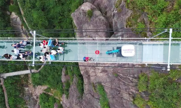 十萬人圍觀！這臺挖掘機(jī)開上了高空玻璃橋