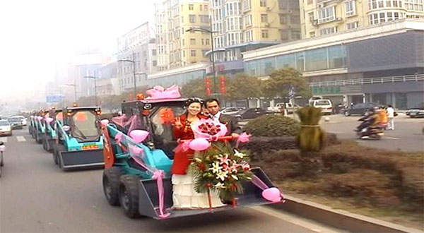 誰(shuí)說(shuō)機(jī)械都冰冷？這款會(huì)跳舞的滑移明明就是熱情奔放的！