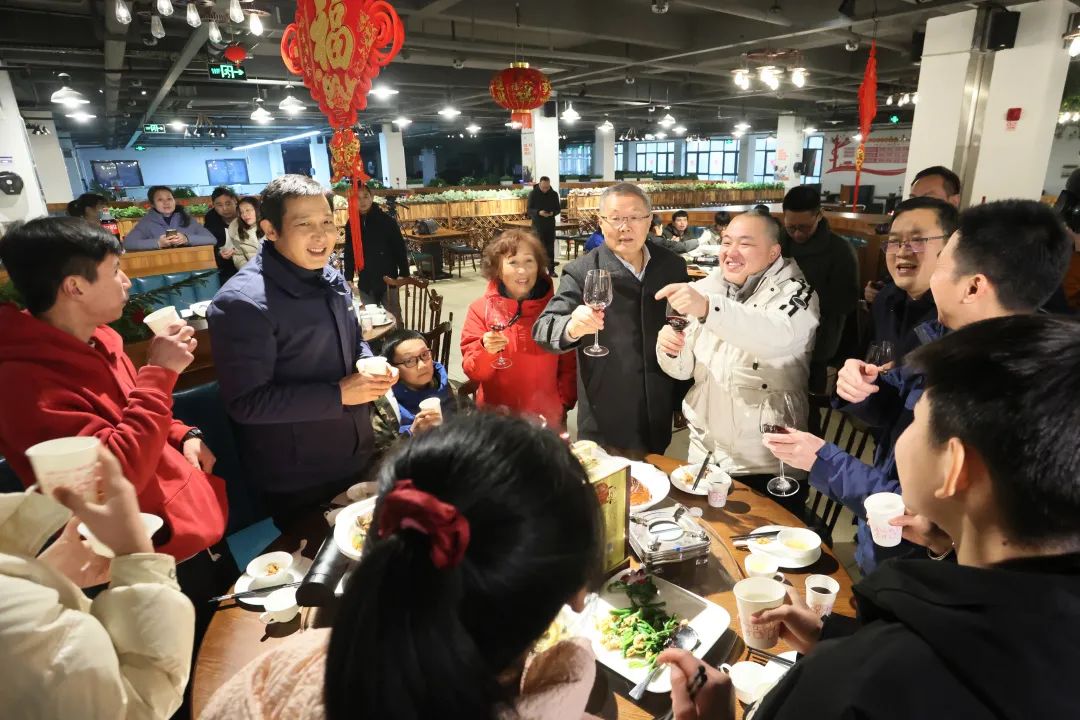 山河智能董事長何清華與留廠員工一起過大年！